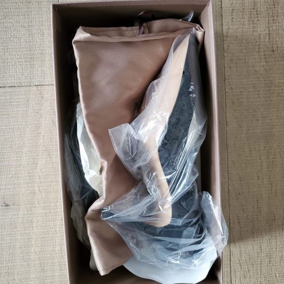 Brand new,Gorgeous, Unworn Blk Shoes - Picture 2 of 4